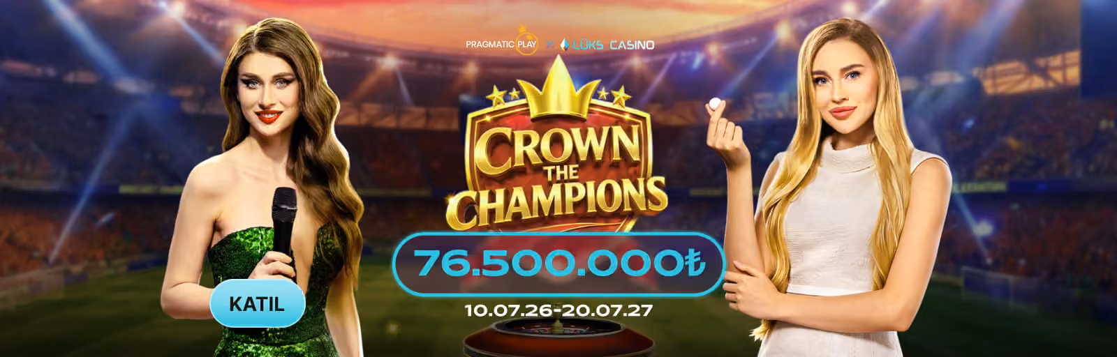 Pragmatic Play Crown the Champions afişi: stadyumda iki sunucu ve altın taç